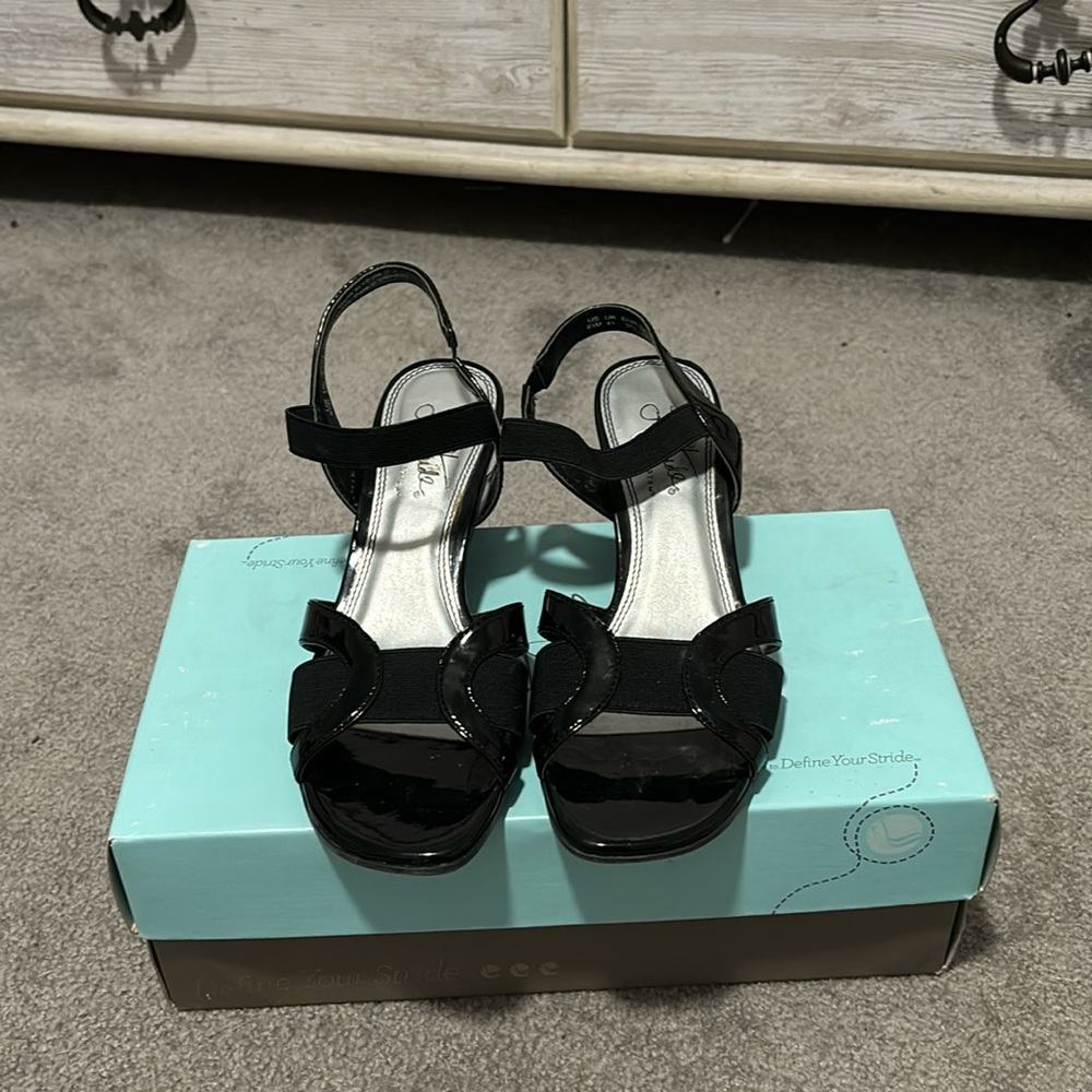 Life stride sandals with heel
